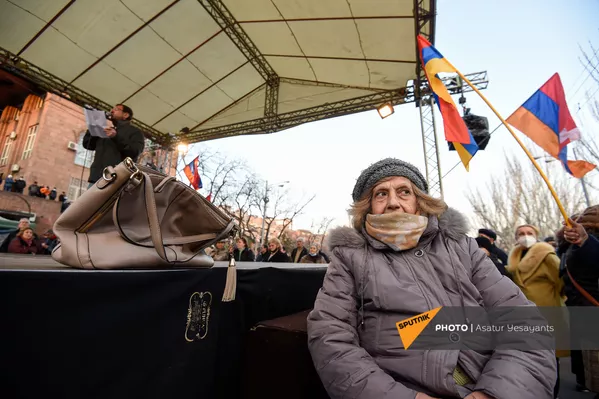 Активистка слушает выступление Гегама Манукяна во время митинга оппозиции на проспекте Баграмяна перед зданием Национального Собрания Армении (3 марта 2021). Еревaн Активистка слушает выступление Гегама Манукяна во время митинга оппозиции на проспекте Баграмяна перед зданием Национального Собрания Армении (3 марта 2021). Еревaн - Sputnik Армения