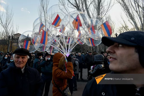 Продавщица воздушных шариков проходит среди активистов во время митинга оппозиции перед зданием Национального Собрания Армении (3 марта 2021). Еревaн Продавщица воздушных шариков проходит среди активистов во время митинга оппозиции перед зданием Национального Собрания Армении (3 марта 2021). Еревaн - Sputnik Армения
