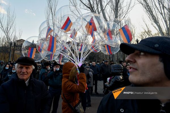 Продавщица воздушных шариков проходит среди активистов во время митинга оппозиции перед зданием Национального Собрания Армении (3 марта 2021). Еревaн - Sputnik Армения