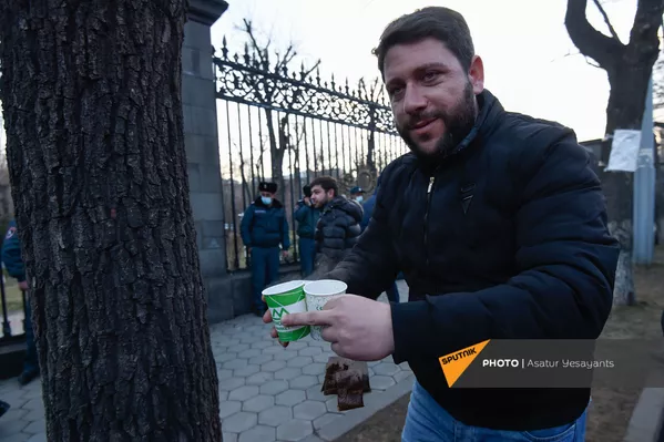 Мужчина с чаем на митинге оппозиции перед зданием Национального Собрания Армении (3 марта 2021). Еревaн Мужчина с чаем на митинге оппозиции перед зданием Национального Собрания Армении (3 марта 2021). Еревaн - Sputnik Армения