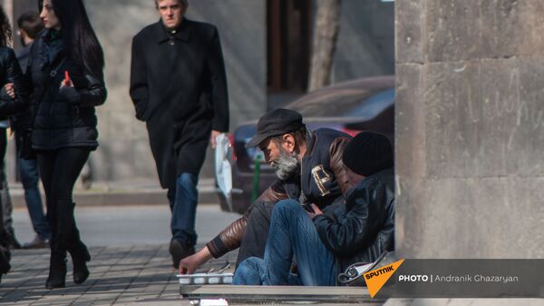 Просящие милостыню мужчины на проспекте Тиграна Меца - Sputnik Армения