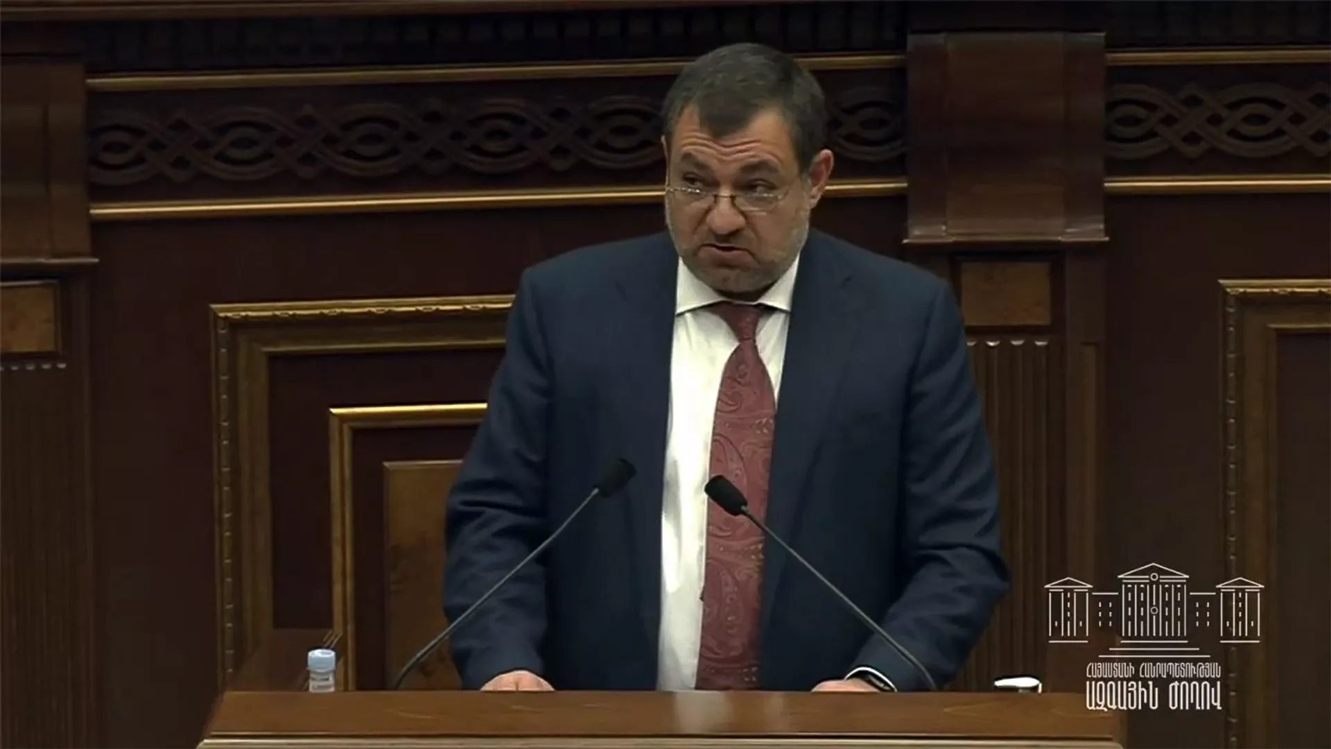 Председатель Высшего судебного совета Рубен Вардазарян отвечает на вопрос депутата во время очередного заседания Парламента (3 марта 2021). Еревaн