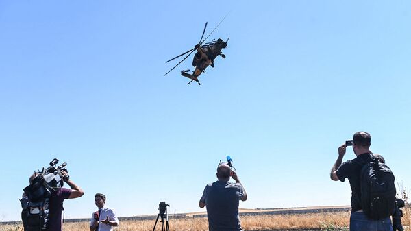 Турецкий военный вертолет пролетает над турецкими солдатами и журналистами (8 сентября 2019). Турция - Sputnik Армения