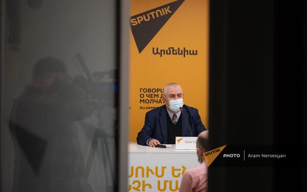 Арам Сафарян во время видеомоста Экономическое сотрудничество между Арменией и Россией в мультимедийном пресс-центре Sputnik Армения (5 марта 2021). Еревaн - Sputnik Армения