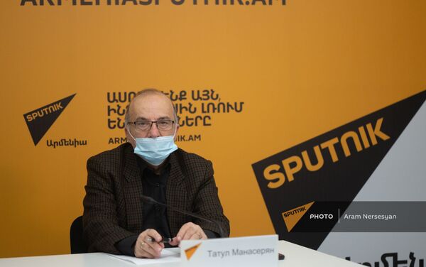 Татул Манасерян во время видеомоста Экономическое сотрудничество между Арменией и Россией в мультимедийном пресс-центре Sputnik Армения (5 марта 2021). Еревaн - Sputnik Армения