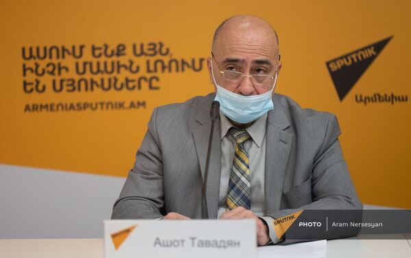 Ашот Тавядян во время видеомоста Экономическое сотрудничество между Арменией и Россией в мультимедийном пресс-центре Sputnik Армения (5 марта 2021). Еревaн - Sputnik Армения