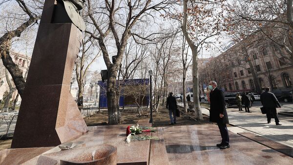 Премьер-министр  Никол Пашинян почтил память командующего Вазгена Саркисяна (5 марта 2021). Еревaн - Sputnik Արմենիա