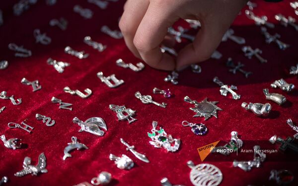 Ювелирные украшения на ереванской ярмарке Вернисаж в преддверии восьмого марта - Sputnik Армения