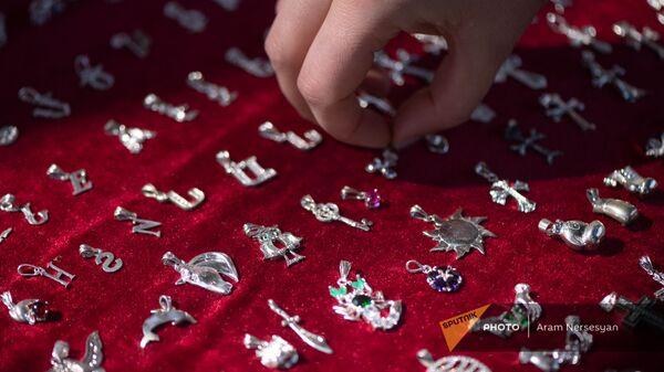 Ювелирные украшения на ереванской ярмарке Вернисаж в преддверии восьмого марта - Sputnik Армения