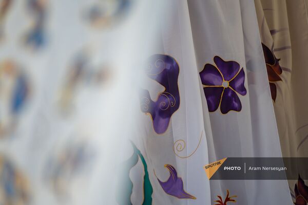 Текстиль с  принтом цветка анморукна ереванской ярмарке Вернисаж в преддверии восьмого марта - Sputnik Армения