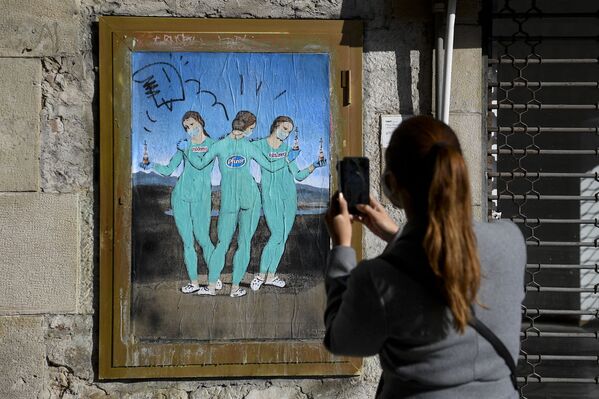Граффити Три вакцины итальянского уличного художника TvBoy наподобие картины Рафаэля «Три грации», в Барселоне - Sputnik Армения