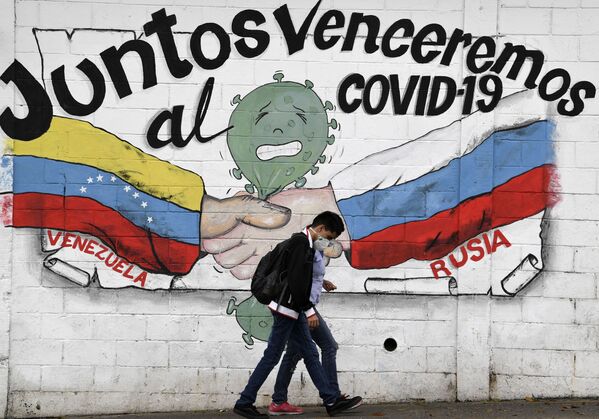 Граффити с изображением флагов Венесуэлы и России с надписью «Вместе мы победим COVID-19» в Каракасе - Sputnik Армения