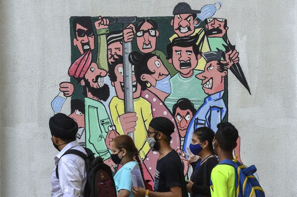 Граффити с напоминанием о социальной дистанции в Мумбаи, Индия - Sputnik Армения