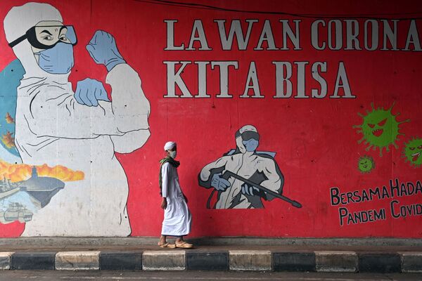 Мужчина у граффити в Джакарте, Индонезия - Sputnik Армения