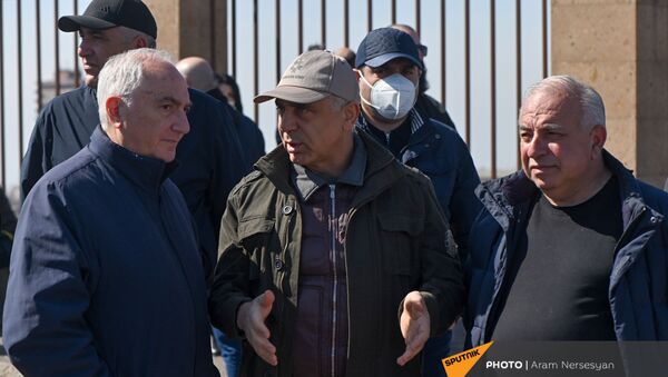 Предприниматель, владелец гостиницы «Двин» в Ереване Артак Товмасян  (в середине) на акции протеста военнослужащих в запасе возле здания Минобороны (6 марта 2021). Ереван - Sputnik Արմենիա