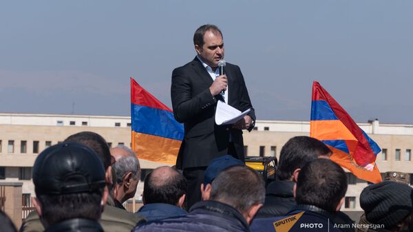 Ара Зограбян на акции протеста военнослужащих в запасе возле здания Минобороны (6 марта 2021). Ереван - Sputnik Армения