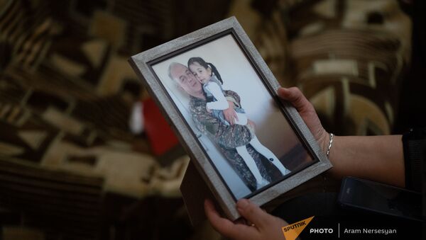 Фотография погибшего в карабахской войне Тиграна Ханумяна с младшей дочкой Татев - Sputnik Армения