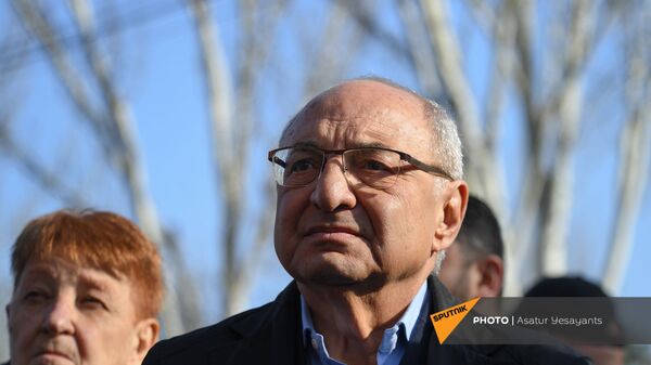 Вазген Манукян во время акции протеста на проспекте Баграмяна (6 марта 2021). Ереван - Sputnik Армения