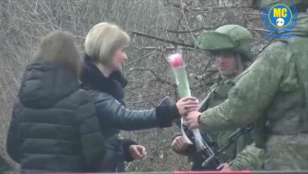 Российские миротворцы подарили цветы жительницам Карабаха и поздравили их с наступающим праздником - Sputnik Армения