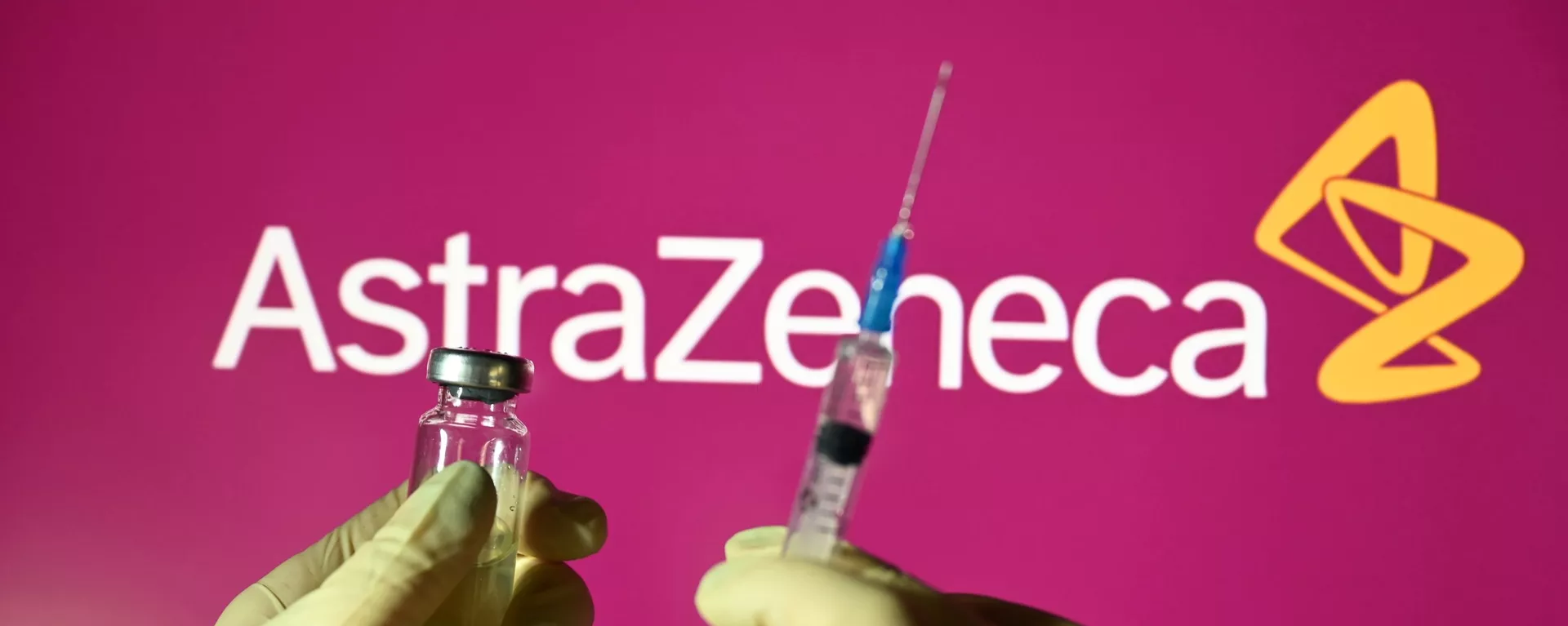 Шприц и ампула на фоне логотипа AstraZeneca. - Sputnik Армения, 1920, 11.03.2021