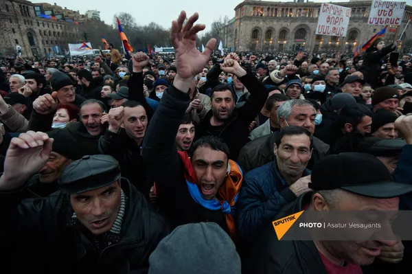 Митинг сторонников премьер-министра Армении Никола Пашиняна на площади Республики (1 марта 2021). Еревaн