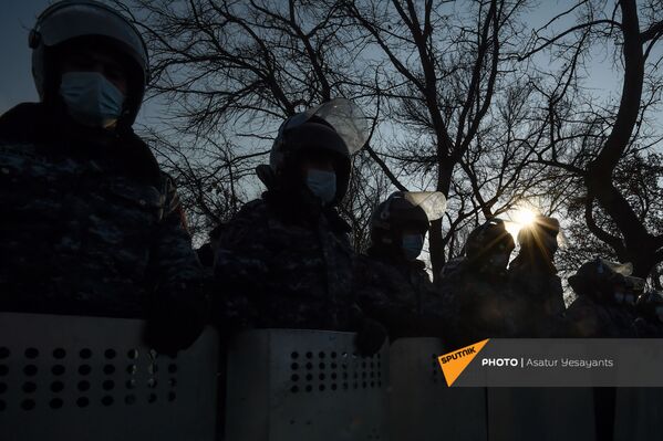 Ոստիկանական ուժերը ՀՀ ԱԺ–ի մոտ - Sputnik Արմենիա