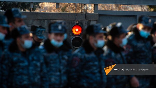 Полицейский кордон у въезда на территорию правительственных дач во время шествия оппозиции (6 марта 2021). Еревaн - Sputnik Արմենիա