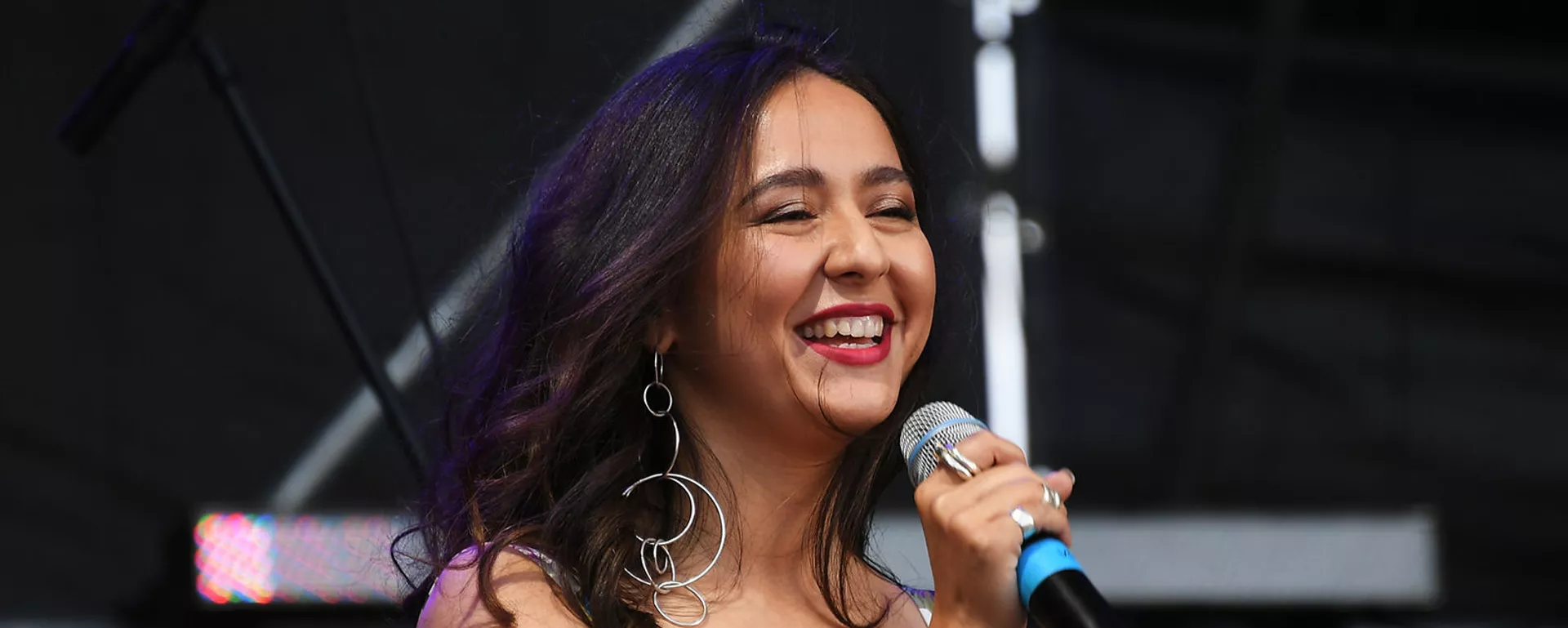 Певица Manizha во время выступления на международном фестивале Усадьба JAZZ в музее-усадьбе Архангельское (2 июня 2018). Московская область - Sputnik Армения, 1920, 08.03.2021