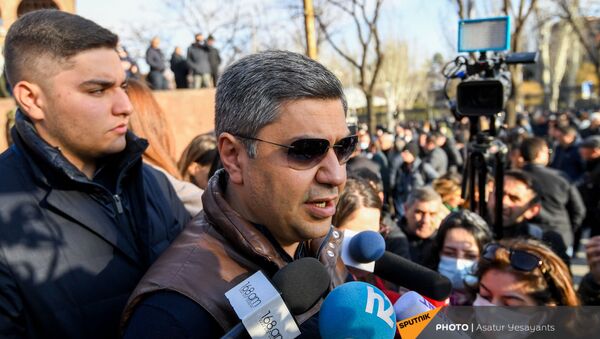 Артур Ванецян выступает перед журналистами на митинге оппозиции (9 марта 2021). Еревaн - Sputnik Արմենիա