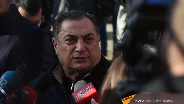Ваграм Багдасарян выступает перед журналистами на митинге оппозиции (9 марта 2021). Еревaн - Sputnik Արմենիա