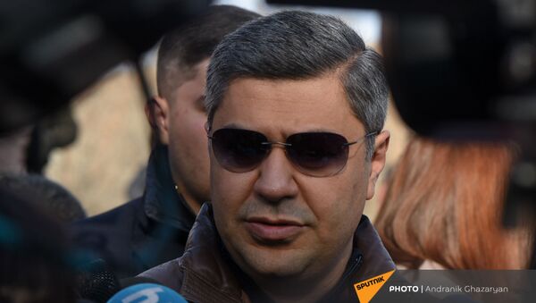Артур Ванецян выступает перед журналистами на митинге оппозиции (9 марта 2021). Еревaн - Sputnik Արմենիա