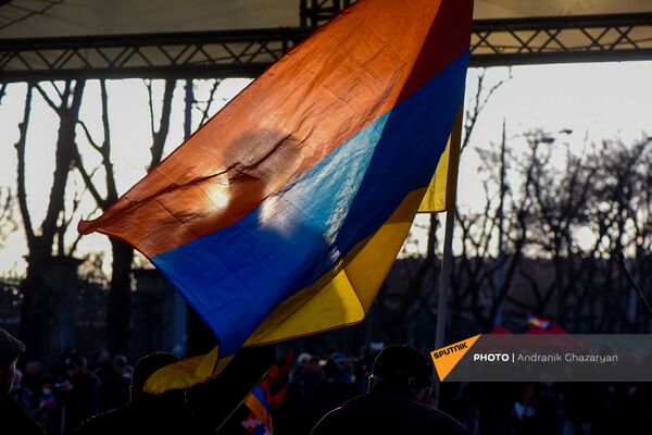 Вазген Манукян за флагом на митинге оппозиции (9 марта 2021). Еревaн - Sputnik Армения