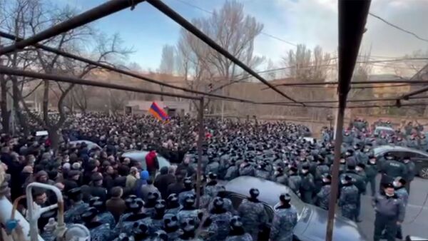 Полиция блокировала оппозиционеров во время митинга (9 марта 2021). Еревaн - Sputnik Армения