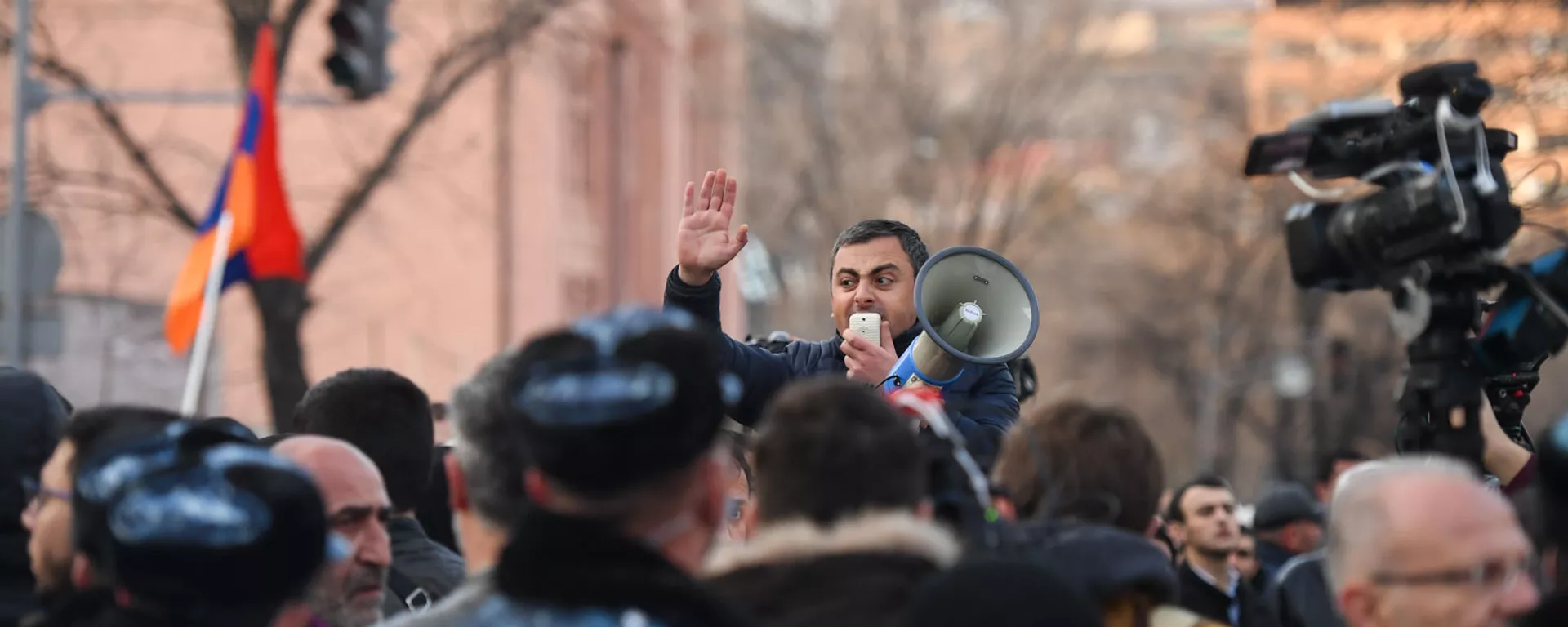Ишхан Сагателян выступает перед журналистами на митинге оппозиции (9 марта 2021). Еревaн - Sputnik Армения, 1920, 09.03.2021
