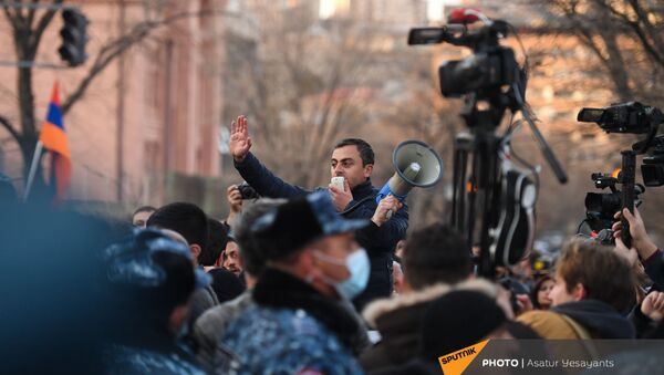 Ишхан Сагателян выступает перед журналистами на митинге оппозиции (9 марта 2021). Еревaн - Sputnik Армения