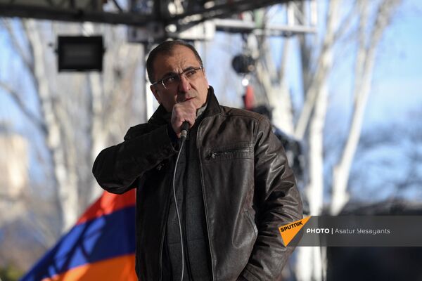 Ара Сагателян выступает перед журналистами на митинге оппозиции (9 марта 2021). Еревaн - Sputnik Армения