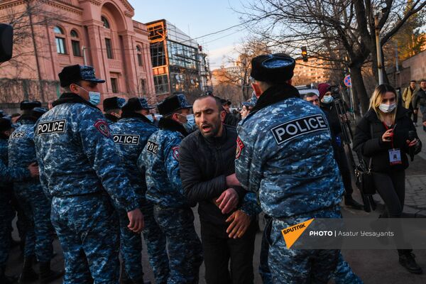 Стычка полицейских и участников митинга оппозиции (9 марта 2021). Еревaн - Sputnik Армения