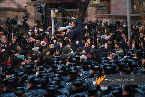  Ишхан Сагателян выступает перед журналистами на митинге оппозиции (9 марта 2021). Еревaн - Sputnik Армения