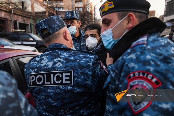 Стычка полицейских и участников митинга оппозиции (9 марта 2021). Еревaн - Sputnik Армения