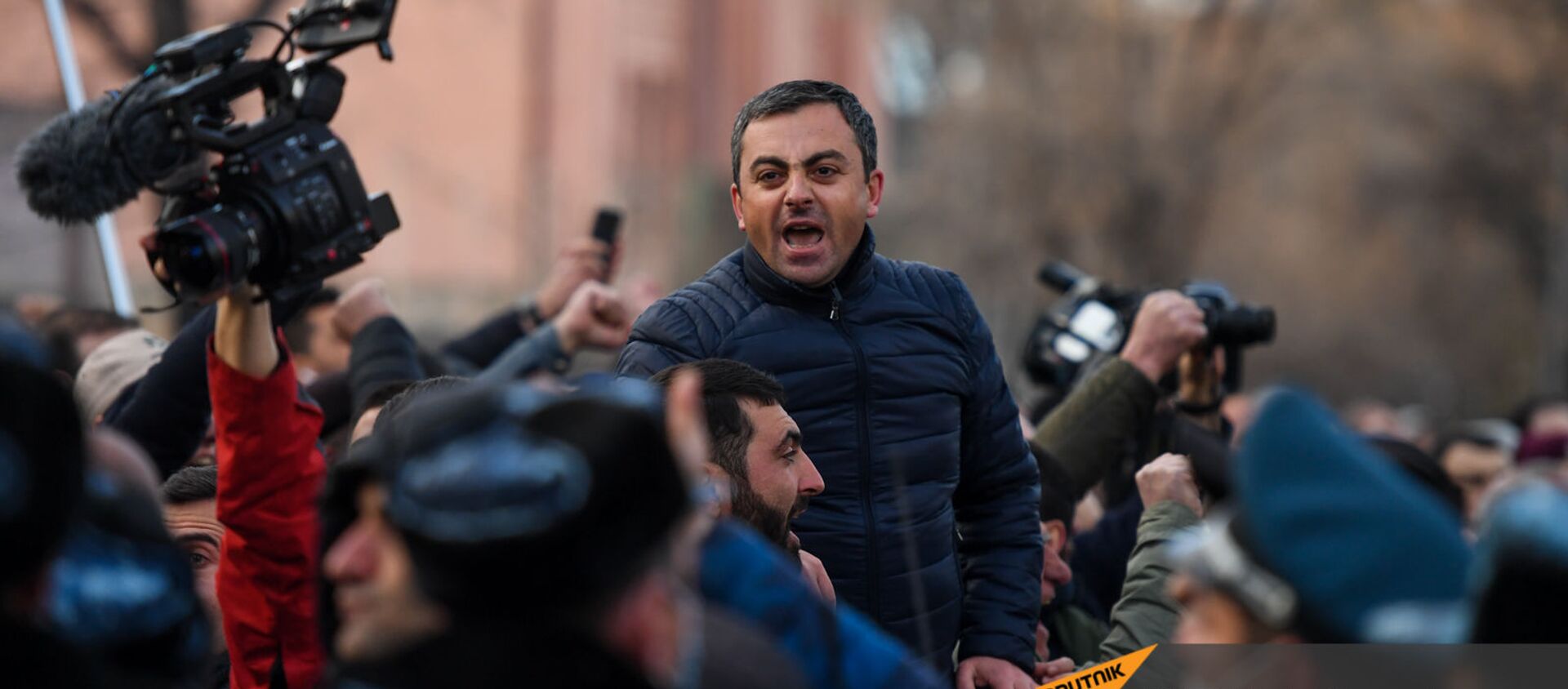 Ишхан Сагателян выступает перед журналистами на митинге оппозиции (9 марта 2021). Еревaн - Sputnik Армения, 1920, 09.03.2021
