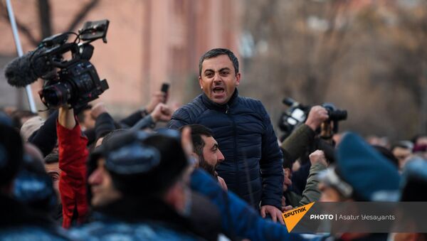 Ишхан Сагателян выступает перед журналистами на митинге оппозиции (9 марта 2021). Еревaн - Sputnik Армения