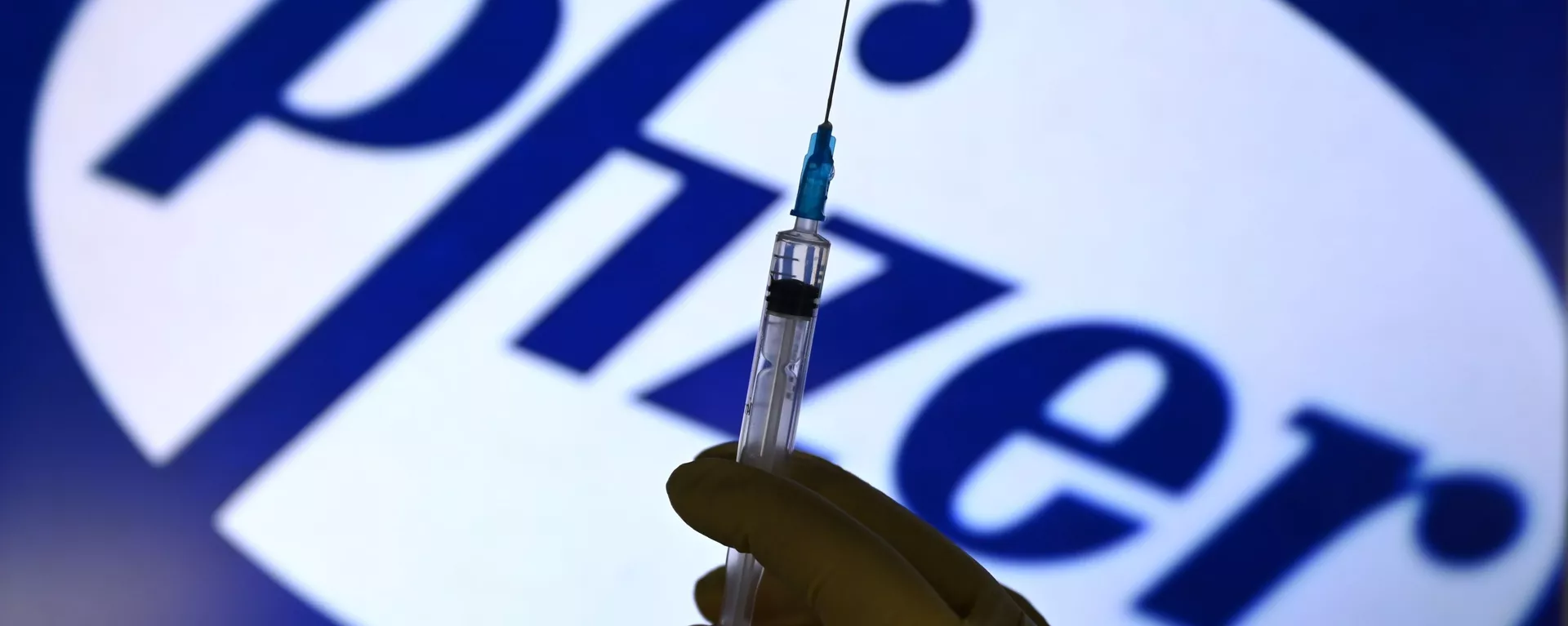 Шприц на фоне логотипа Pfizer - Sputnik Армения, 1920, 13.12.2021