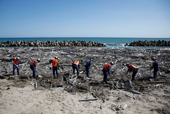 Пожарные ищут останки без вести пропавших жертв землетрясения 2011 года в Японии  - Sputnik Армения
