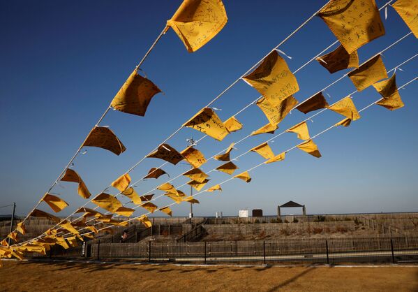 Желтые салфетки с пожеланиями пострадавшим в результате землетрясения 2011 года в Японии  - Sputnik Армения