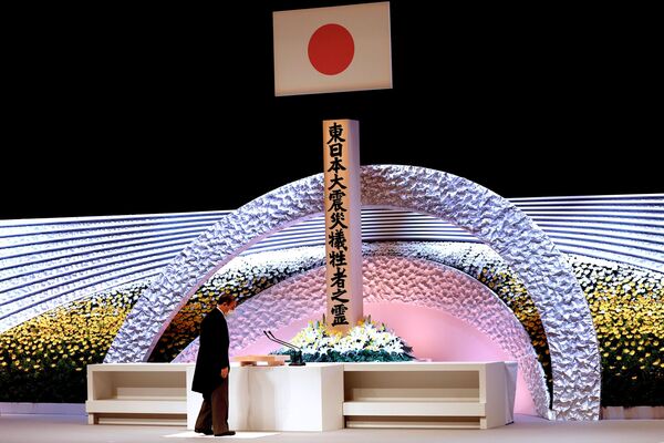 Премьер-министр Японии Есихидэ Суга на церемонии в память о жертвах землетрясения 2011 года  - Sputnik Армения