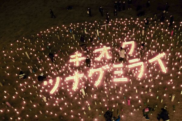 Зажженые свечи  в память о жертвах землетрясения 2011 года в префектуре Фукусима  - Sputnik Армения