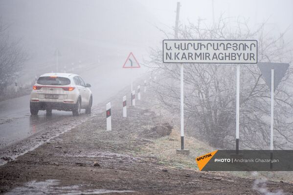 Дорожный знак у въезда в село Неркин Кармирахбюр Тавушской области - Sputnik Армения