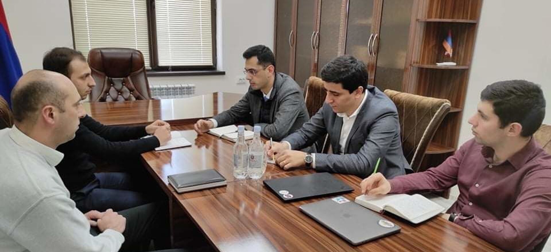 Представитель Армении в Европейском суде по правам человека Егише Киракосян посетил офис омбудсмена Карабаха (12 марта 2021). Степанакерт - Sputnik Արմենիա, 1920, 13.03.2021