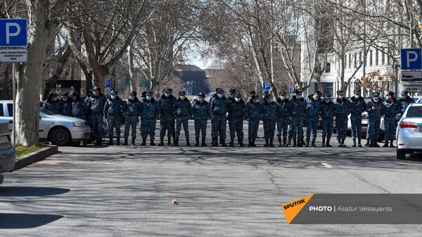 Полицейский кордон у здания МИД Армении (13 марта 2021). Еревaн - Sputnik Армения