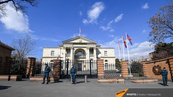 Сотрудники правоохранительных органов перед входом в резиденцию президента (13 марта 2021). Еревaн - Sputnik Армения